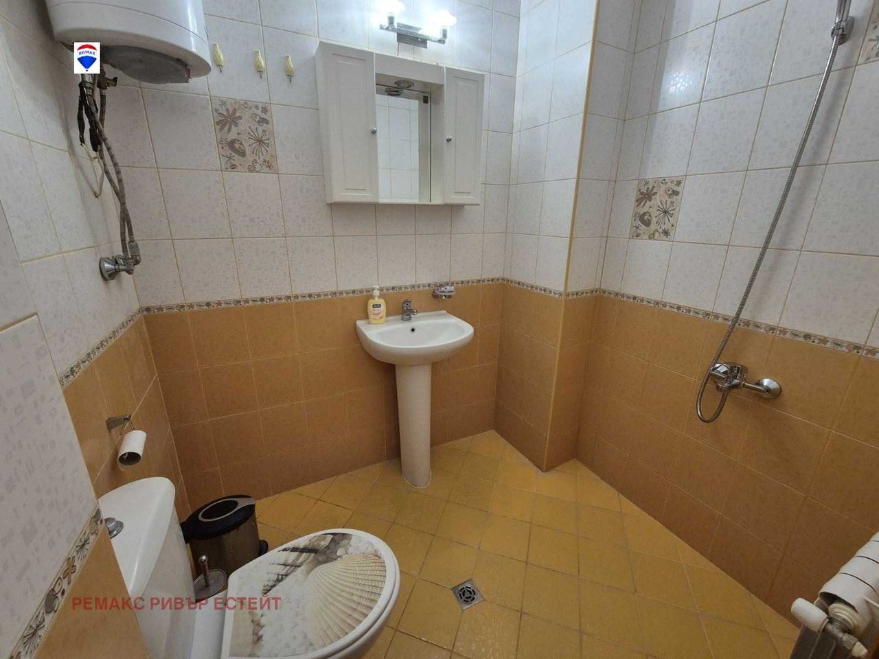 Дава се под наем Тристаен апартамент в Русе, Възраждане - 134 кв.м за 408 € - Снимка #11