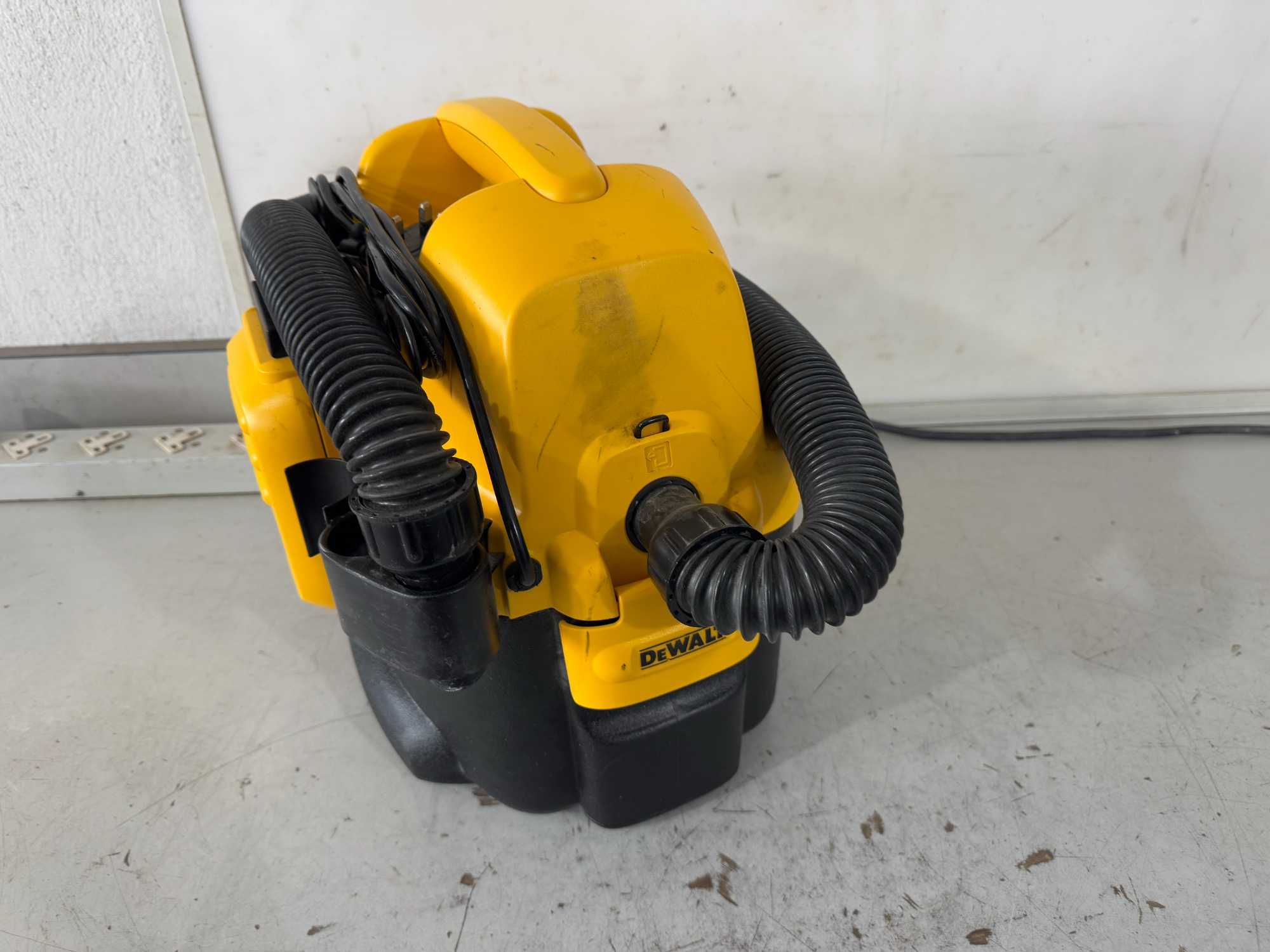 Прахосмукачка - Dewalt 300 W