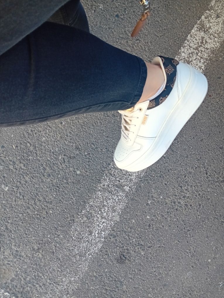 Adidași Guess damă