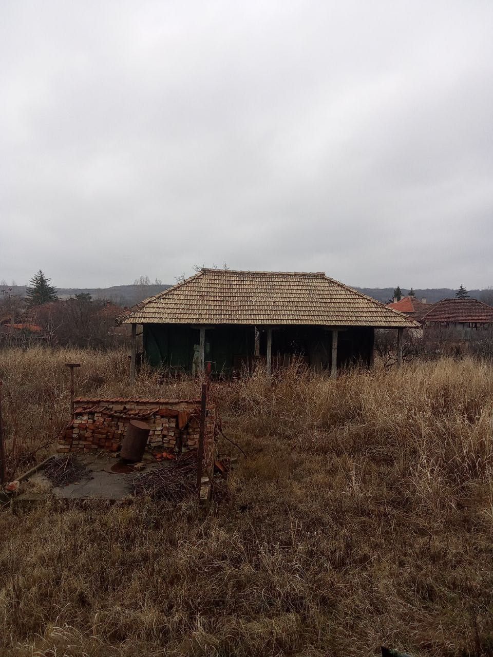 Продава се къща с голям двор