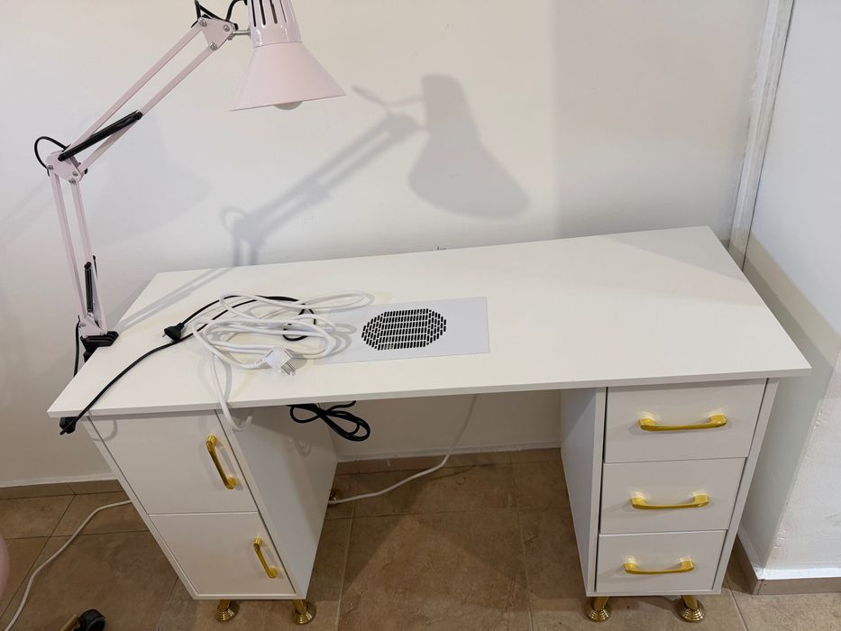 Бюро за маникюр чисто нов.