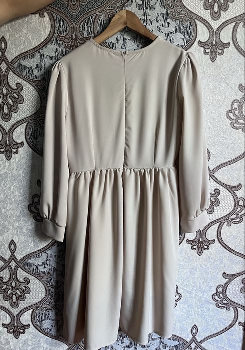 Платье бежевого цвета