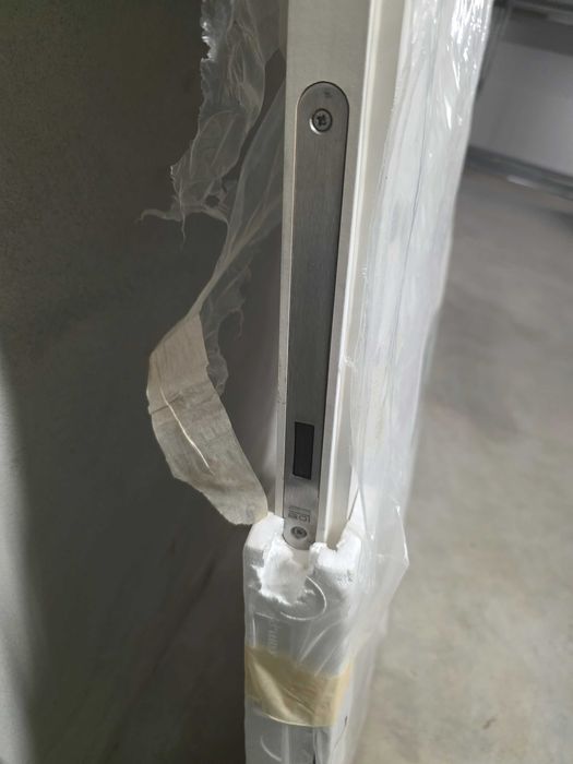 Продавам тапетна врата PORTA HIDE, 70 см., дясна с отваряне навътре