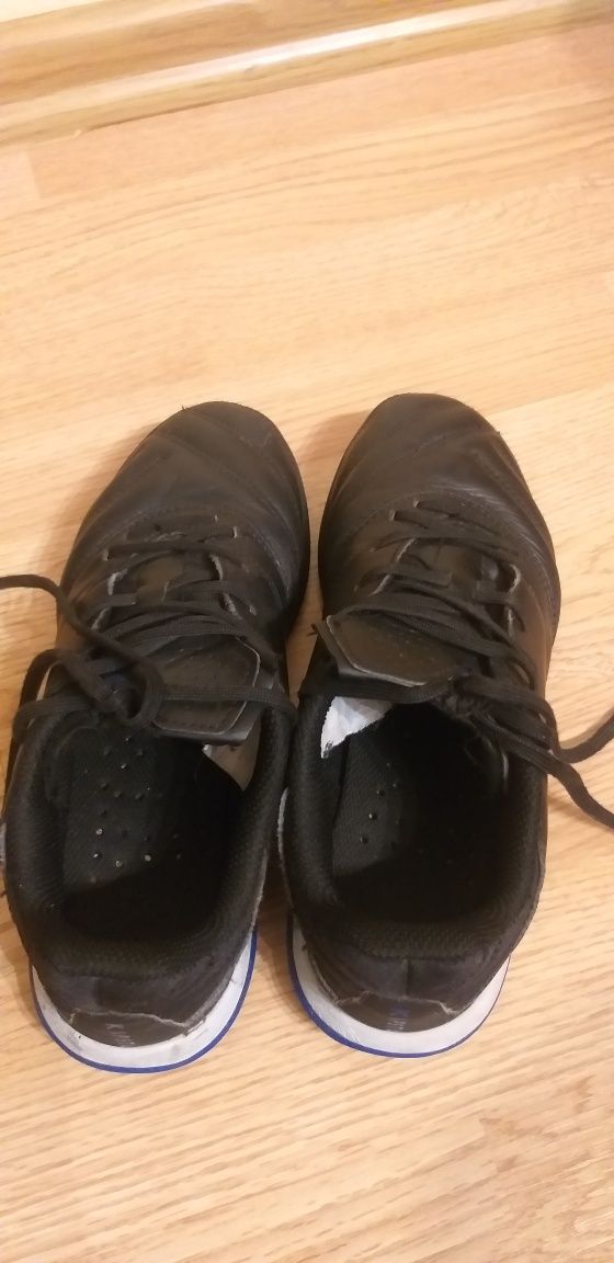 Adidasi ptr fotbal din piele