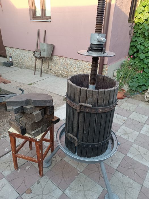 De vânzare presă și zdrobitor de struguri