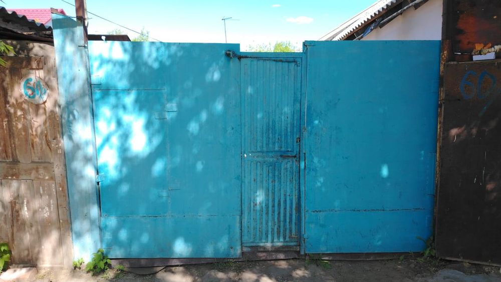 Продам прочные ворота с калиткой.