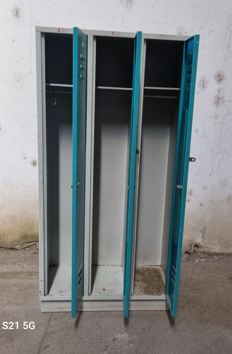 Vând Dulap vestiar 3 uși