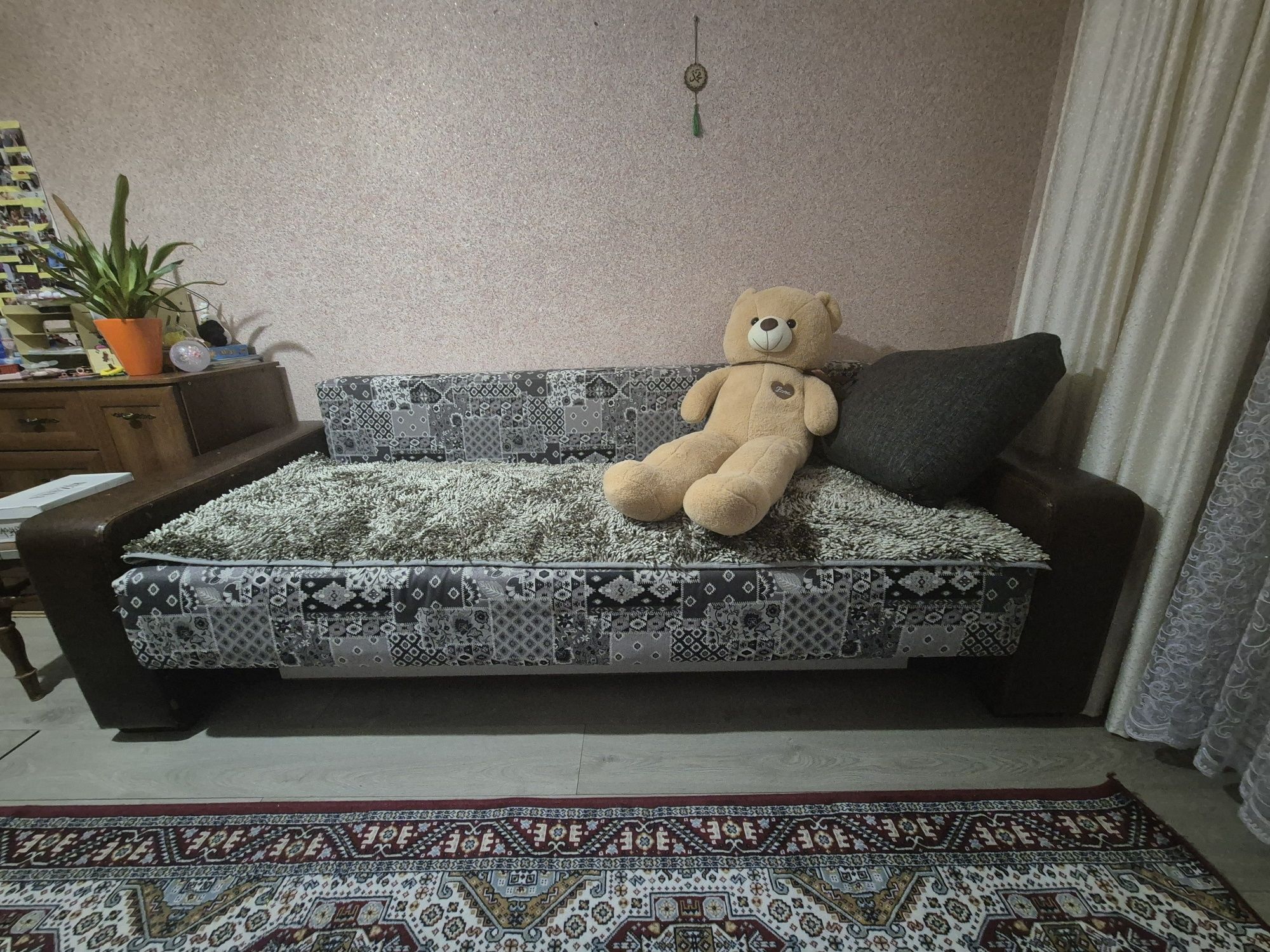 Срочно продаем диван