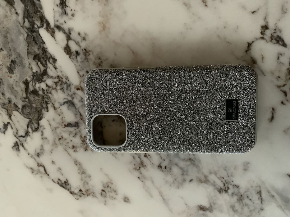 Продавм калъф на swarovski за iphone 11 .За 60 лв