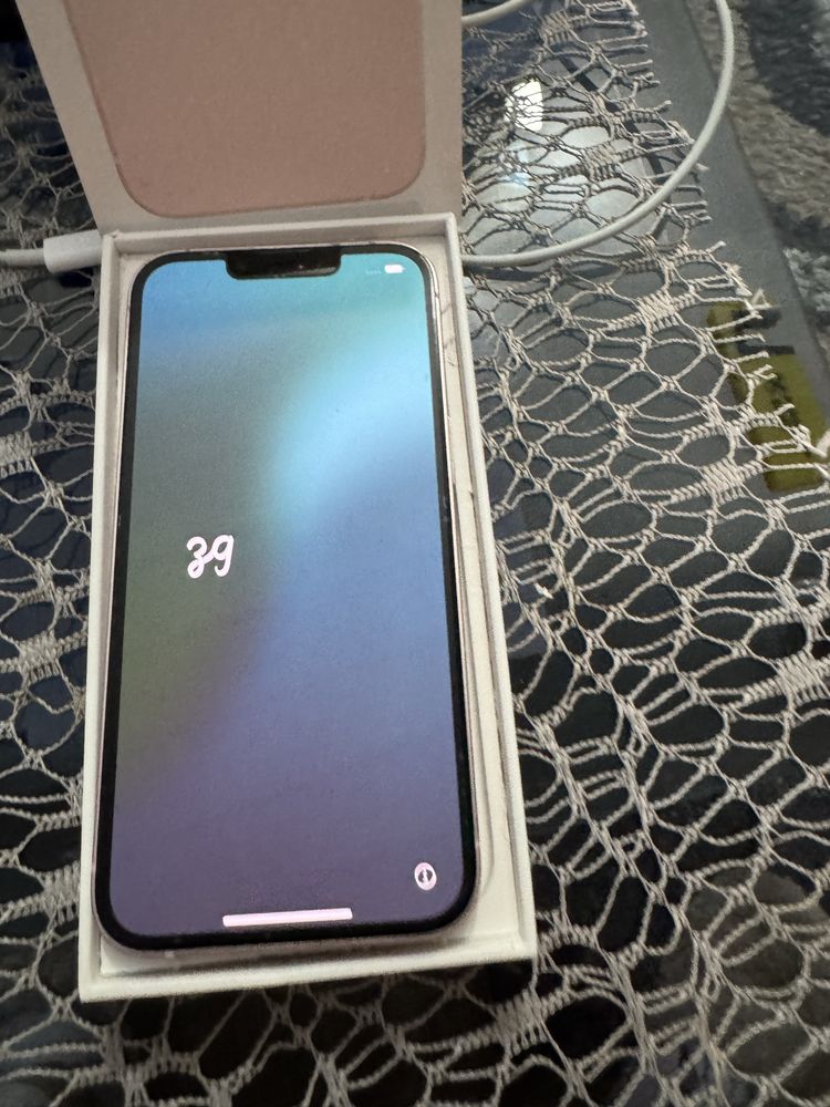 IPhone 13-бледо розово