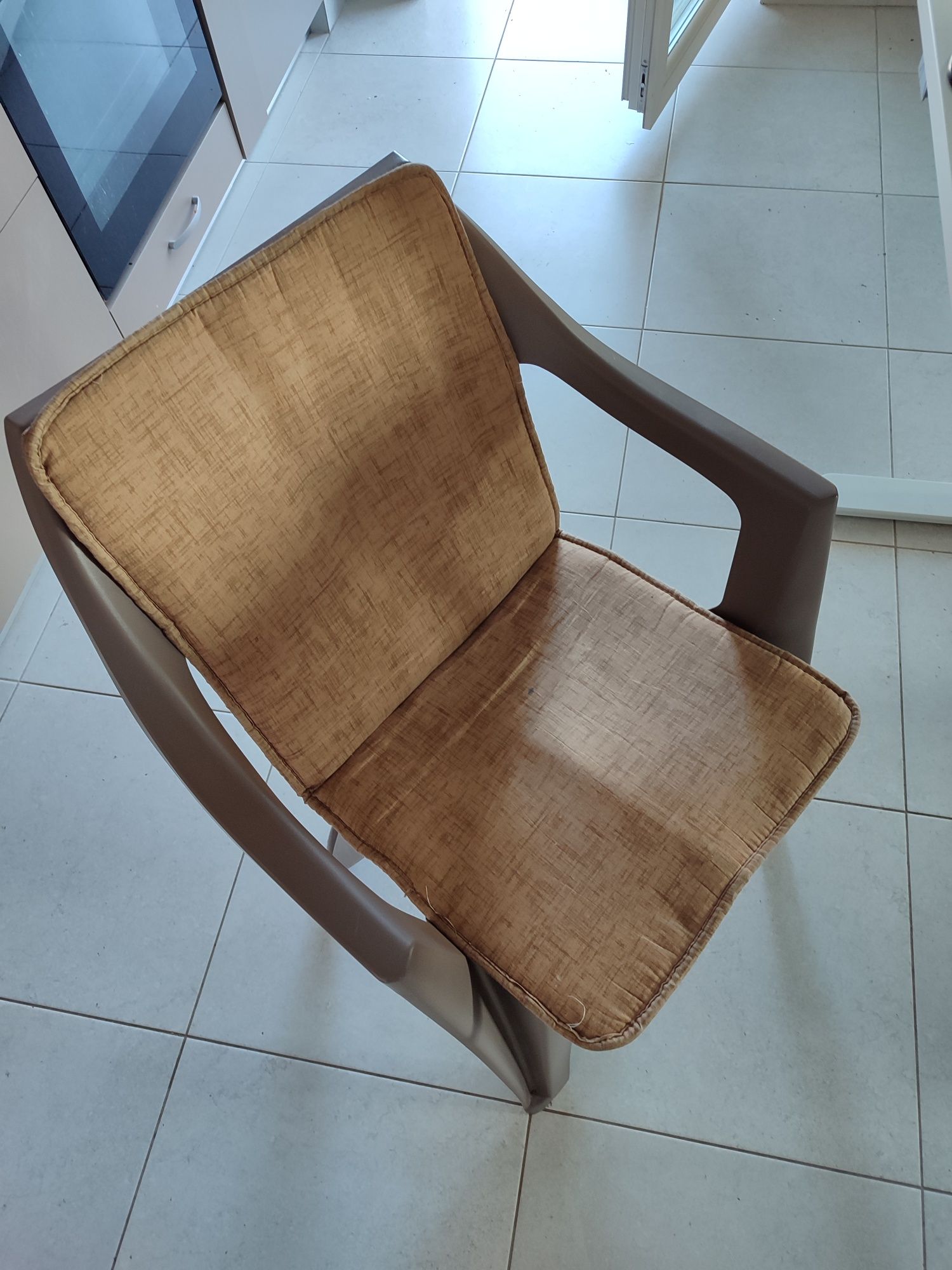 Masa de fier cu sticla+7 scaune plastic cu pernițe pt TERASA