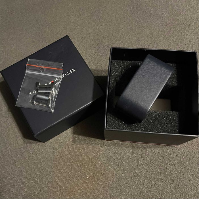 Часовници Tommy Hilfiger и Fossil FS4552IE (двата общо 320лв.)