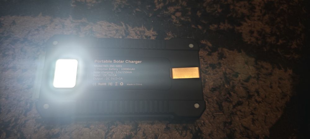 Baterie solară cu lanternă și încărcător telefon