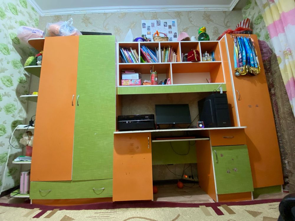 Продаю детскую мебель, кровать и рабочий стол
