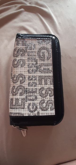 Портмоне Guess. .