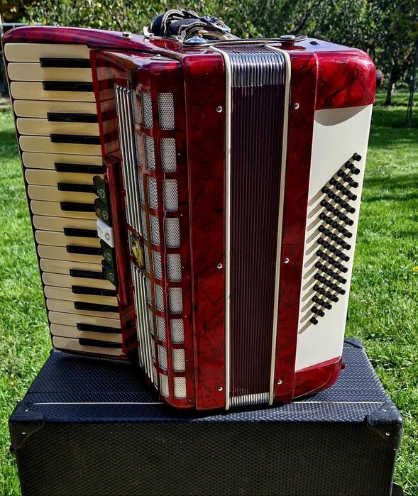 Vând acordeon parrot cu 60 basi rosu