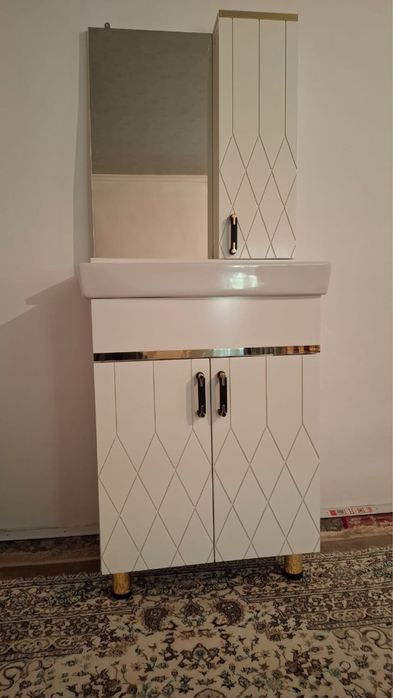 Шкаф с зеркалом для ванны