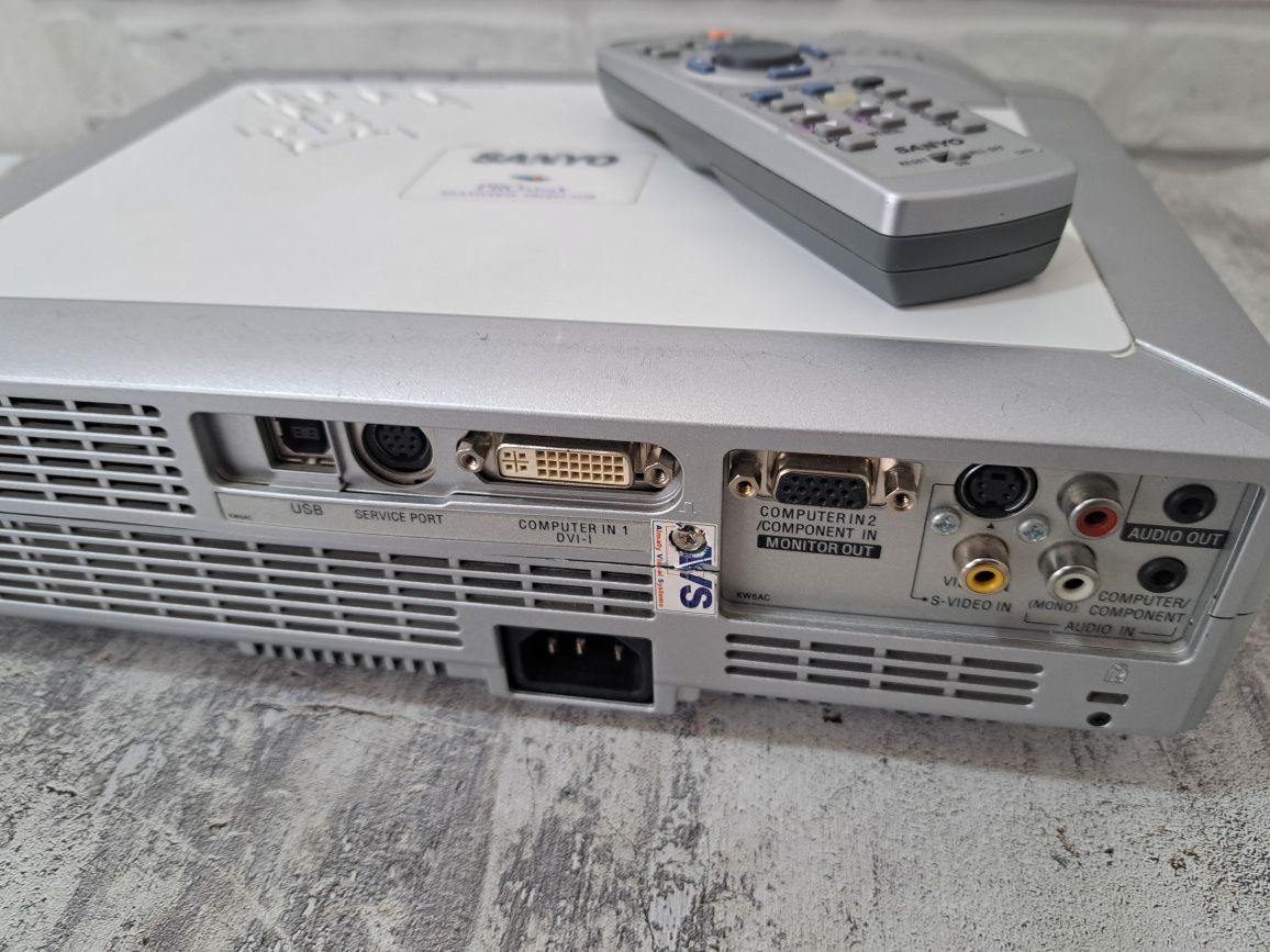 Продам проектор SANYO PLC-XU84  (идеал)