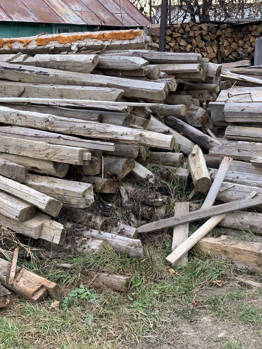 Vand lemne din demolarea unei case