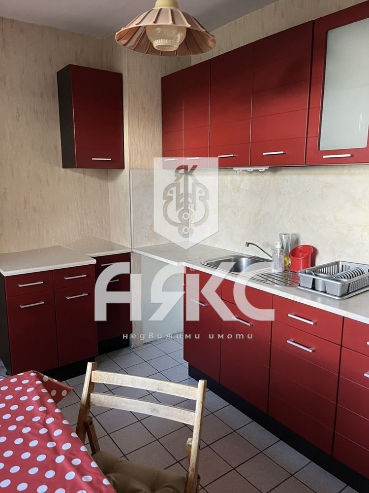 Двустаен обзаведен апартамент в кв. Дружба 2