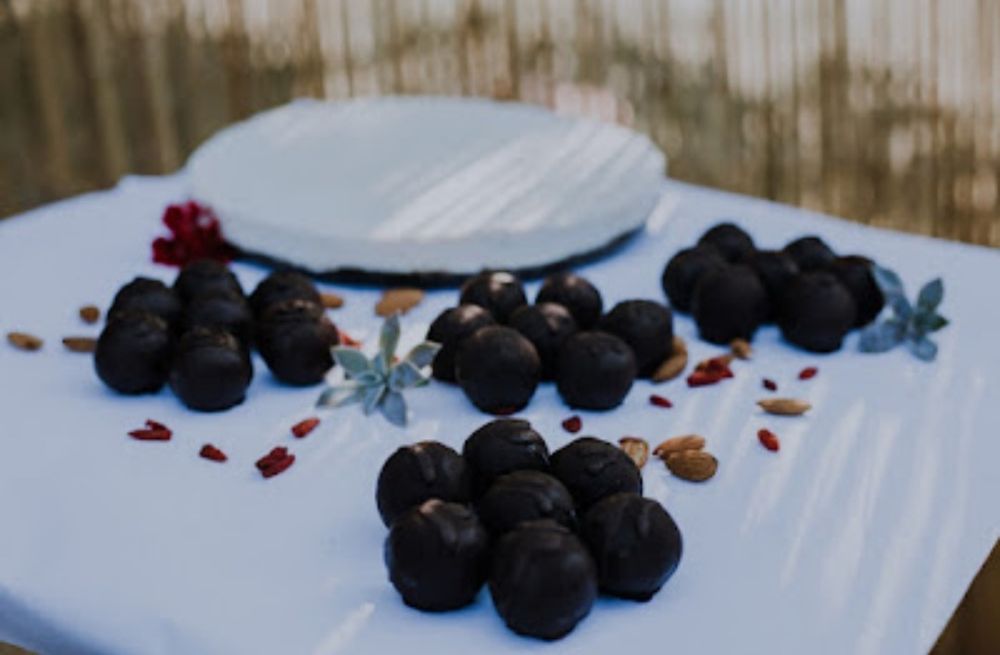 Tort Raw vegan și bomboane dulci