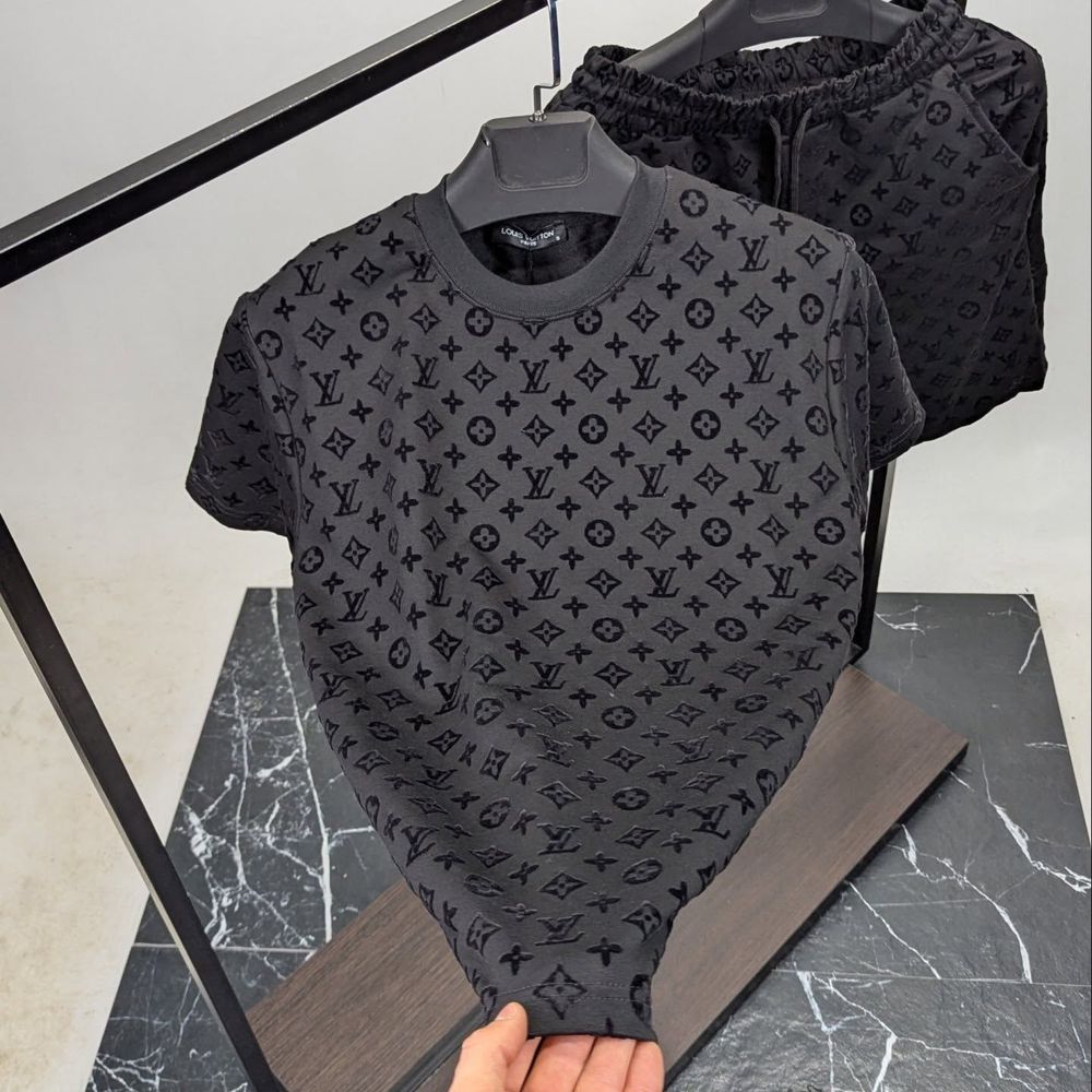 Екип Gucci и Louis Vuitton