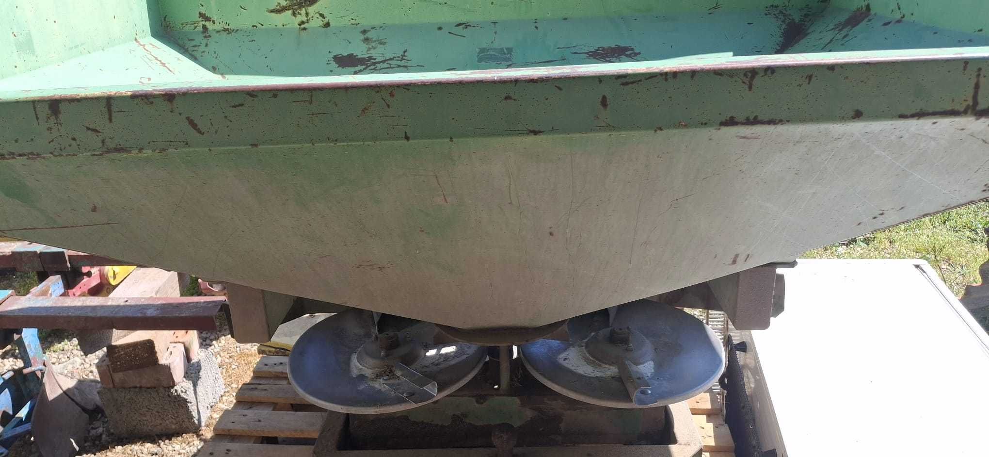 Tractor U650 si masina imprastiat ingrasaminte