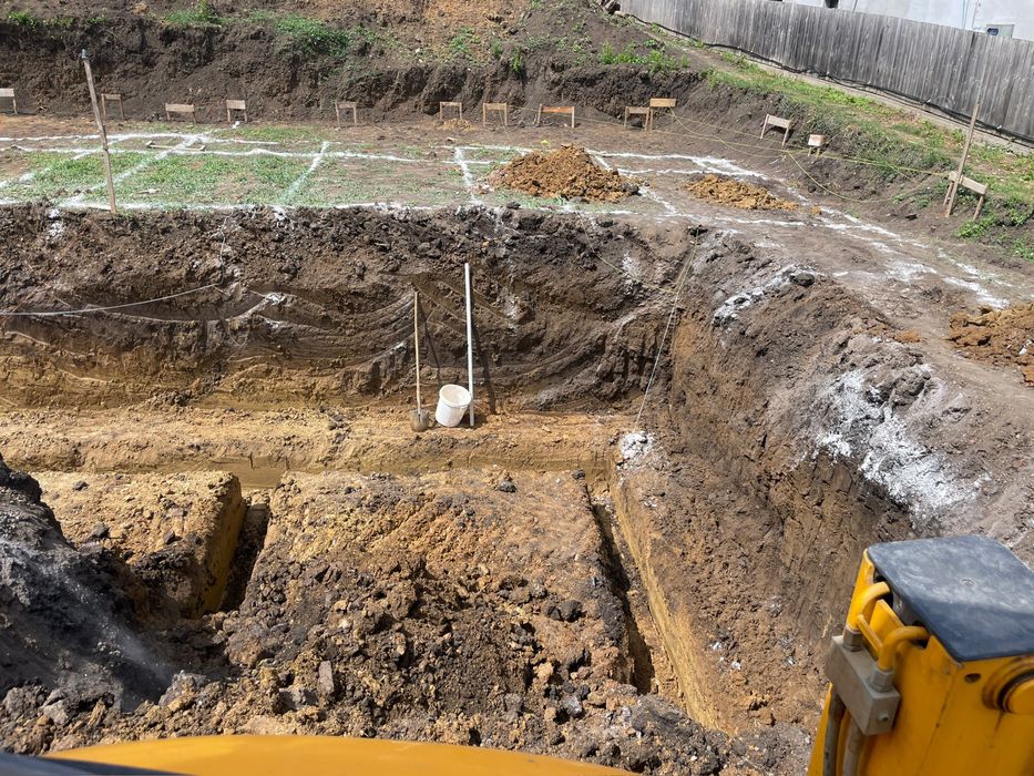 Inchiriez buldoexcavator , cu picon ,experienta ,bascula 3,5 t