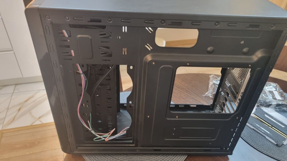 Cooler Master Mid tower кутия за компютър