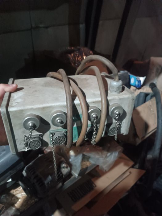 Блок подключения пультов на асфальтоукладчик Фогель