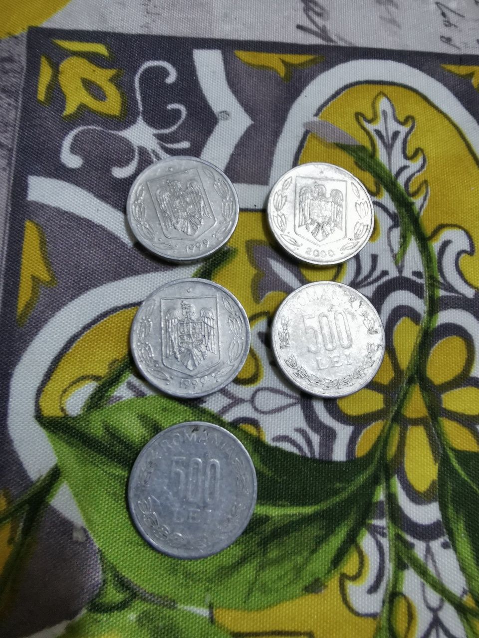Vând monede 500 de lei an 1999 și 200 5 bucăți
