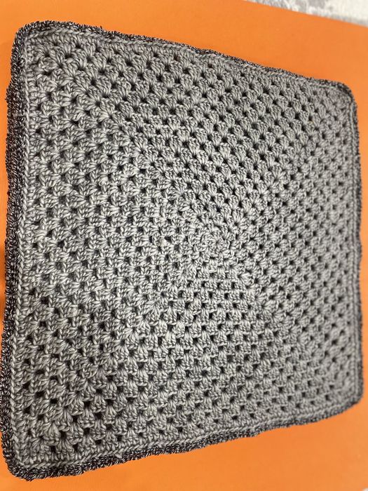 Чехол квадратный вязаные крючком сегого цвета