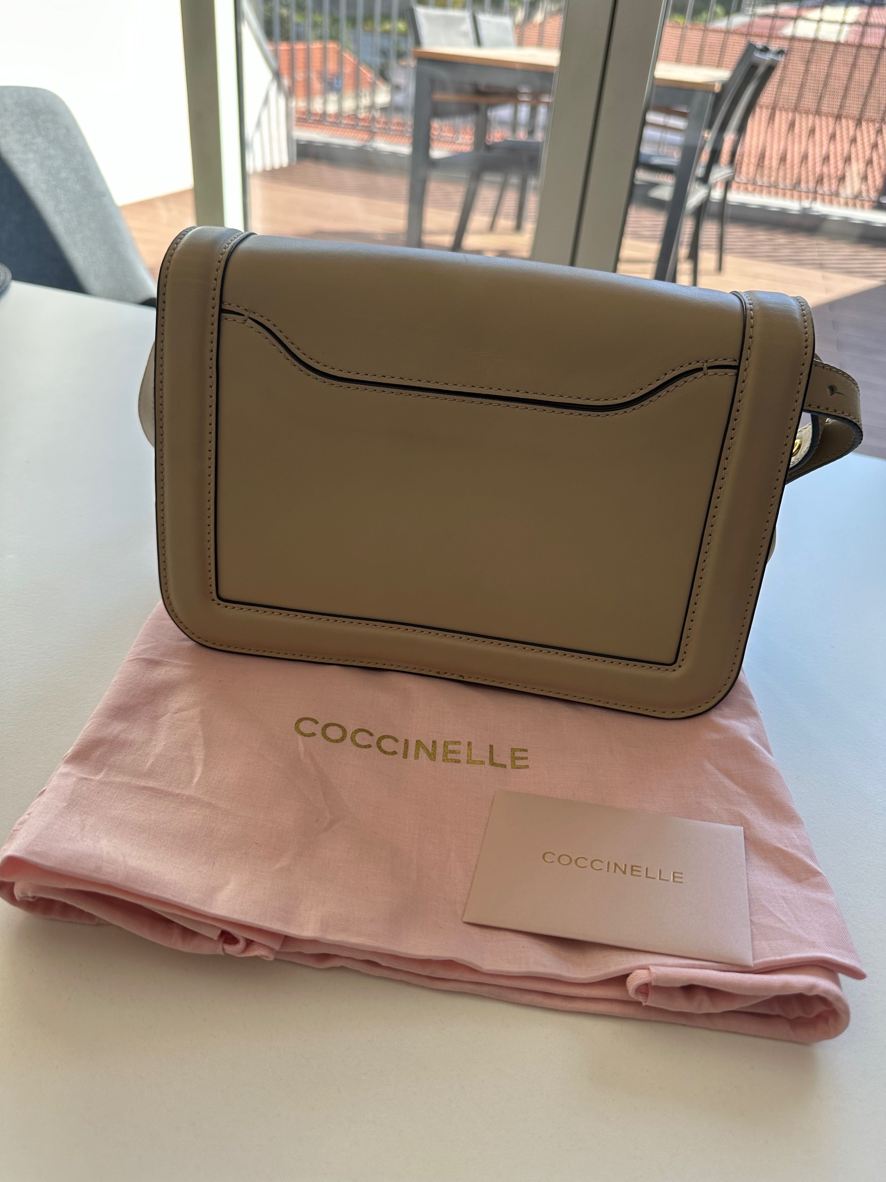 Бежова чанта Coccinelle естествена кожа
