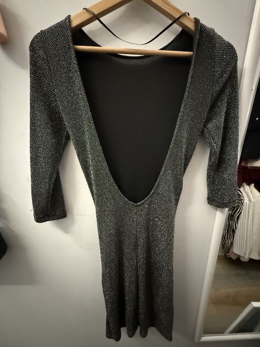 Рокля с гол гръб