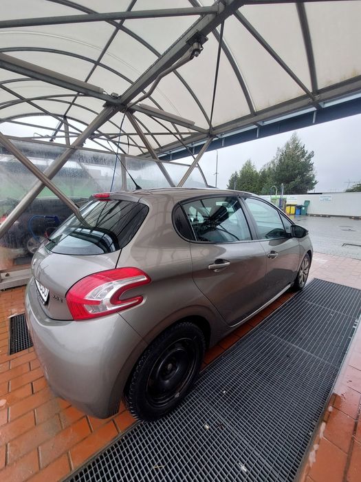 Peugeot 208 2012