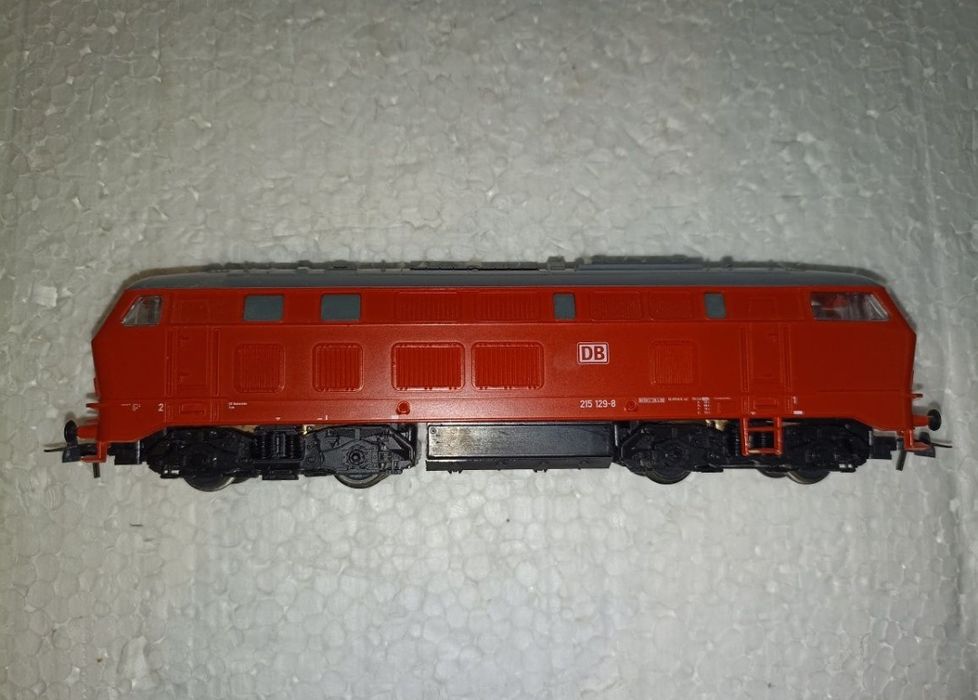 Locomotiva roco BR 215
Lumini frontale
Mufă pentru decodor digital
Tra