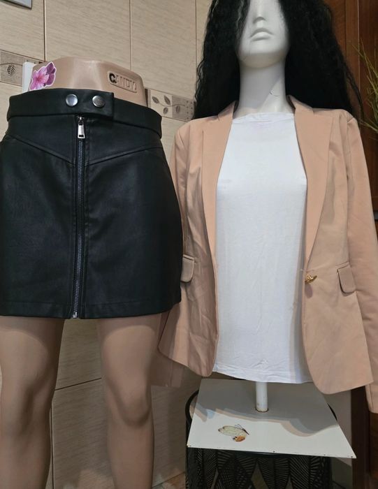 Outfit dama casual blazer si fusta piele