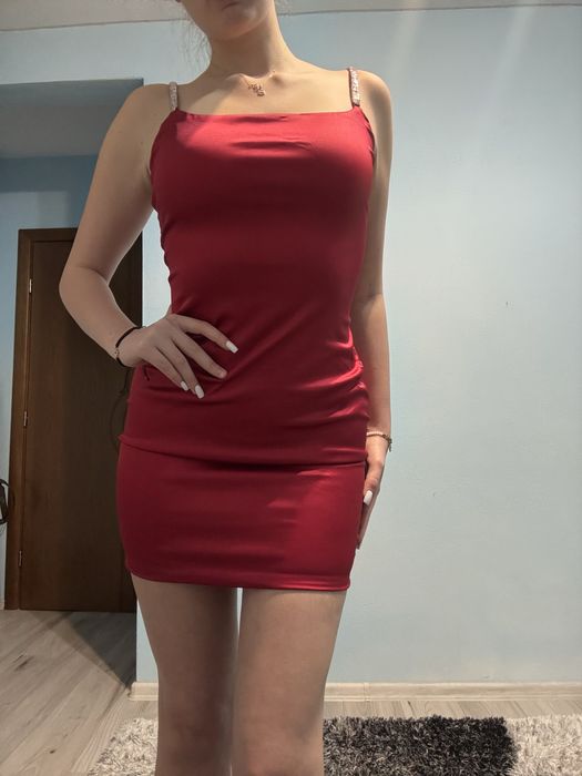 Червена къса рокля