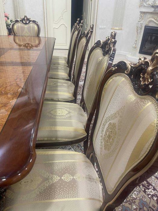 Стол на 12 посадочных мест