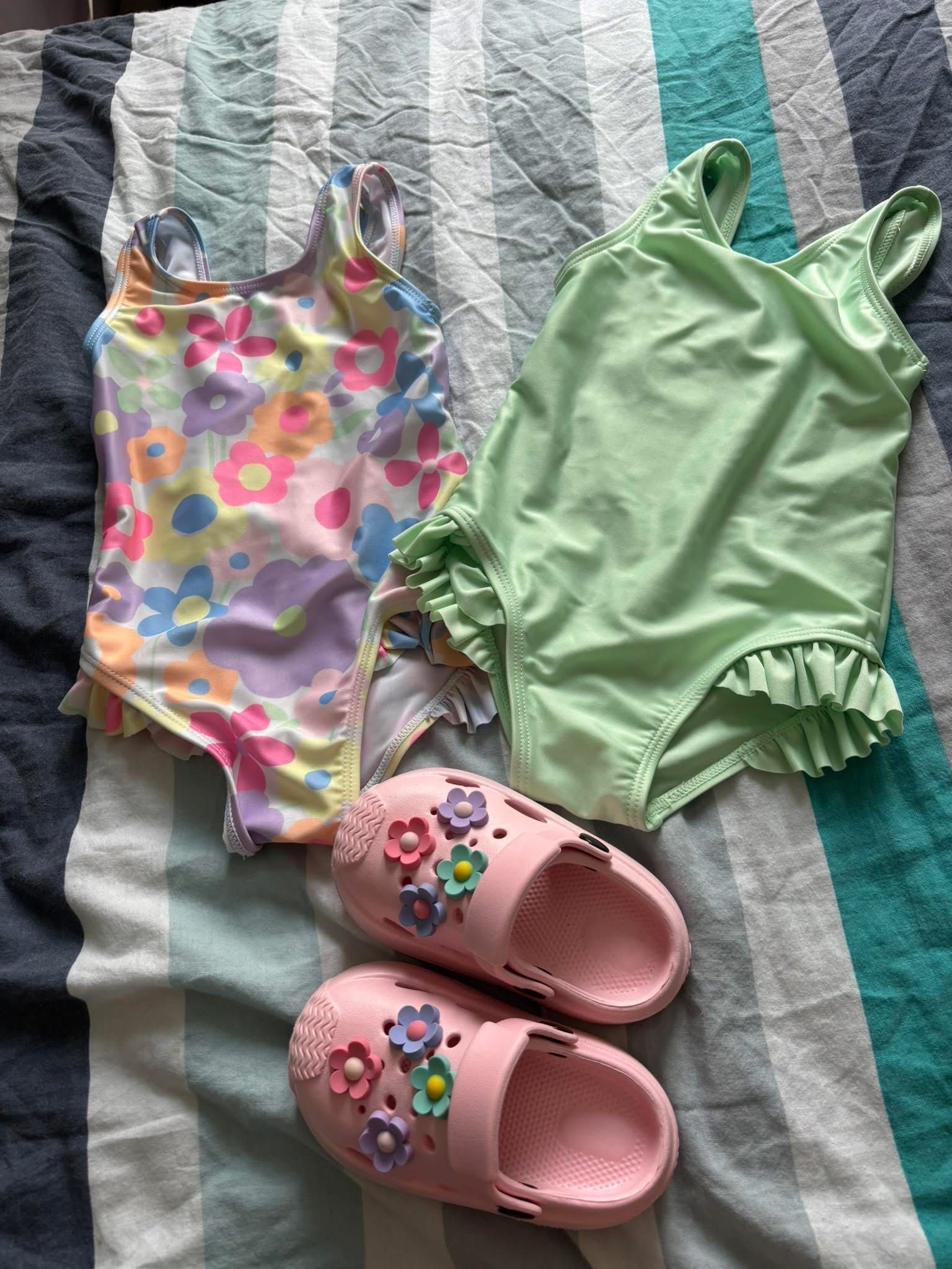 Продавам бебешки бански 12-18м Primark