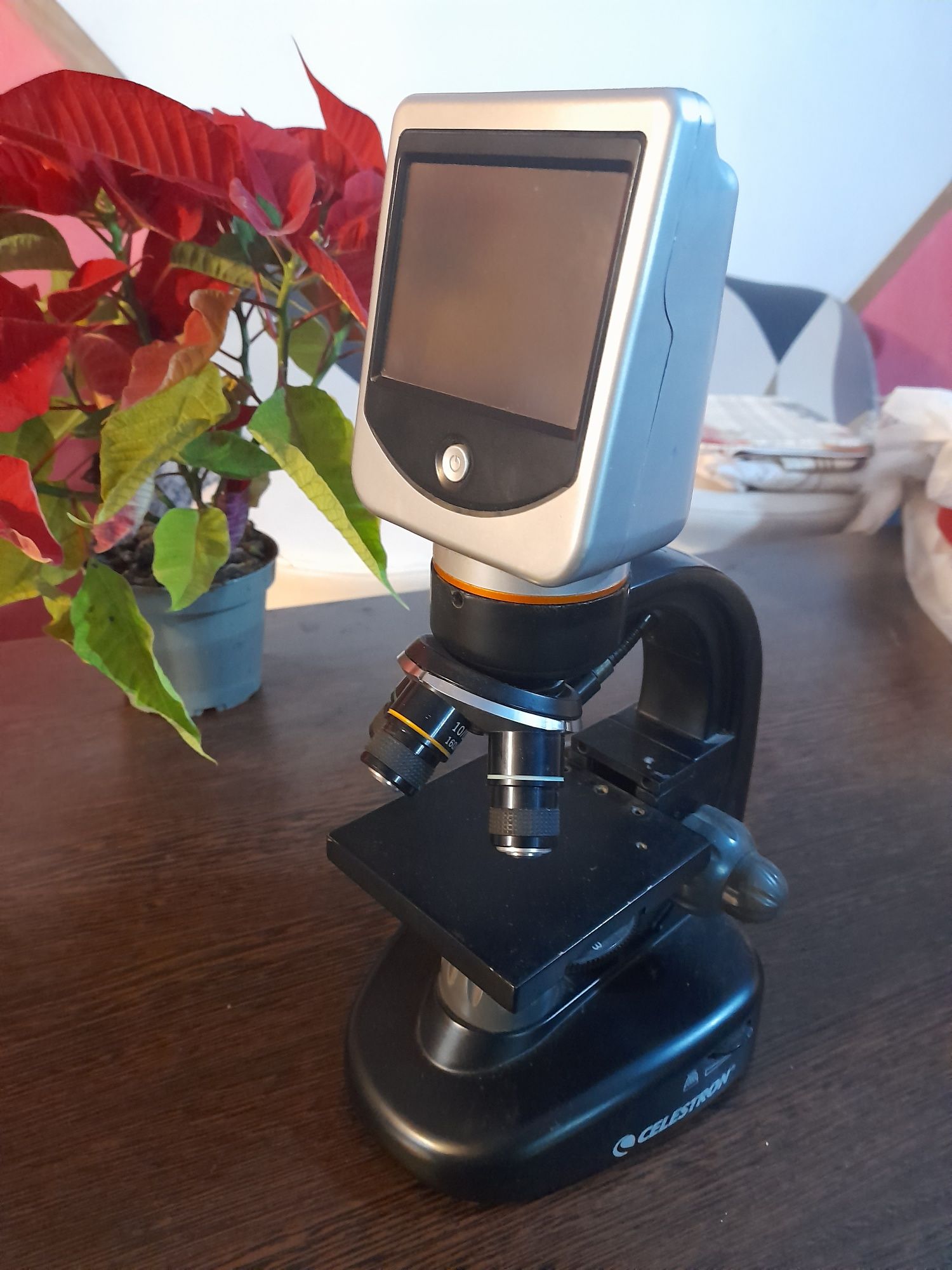 Vând Microscop Digital Celestron LCD