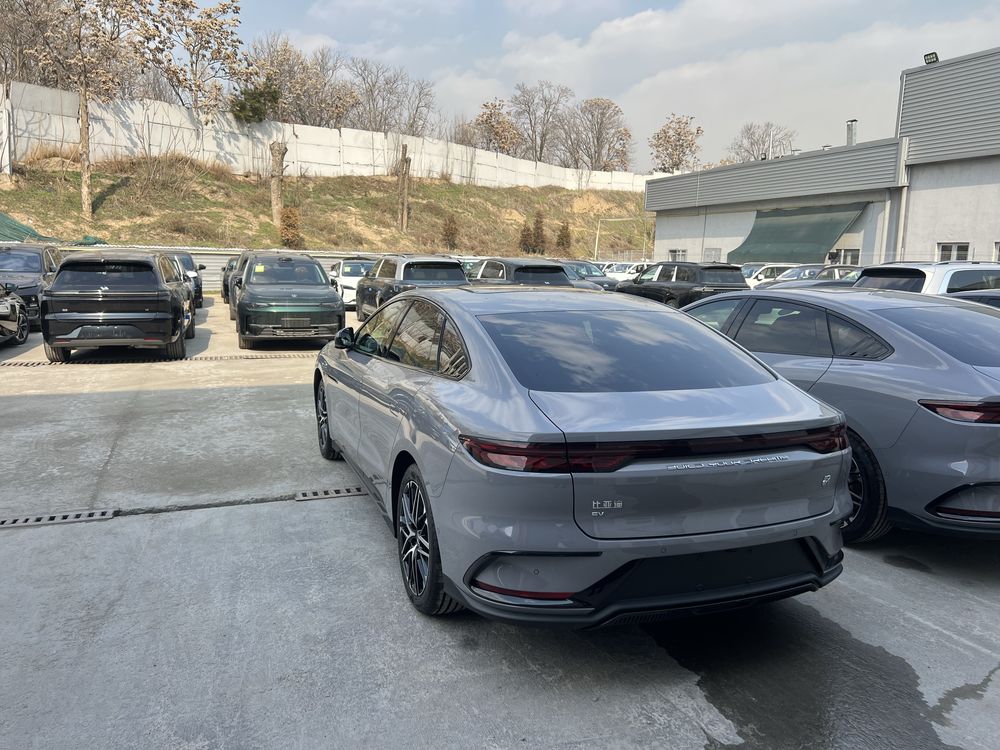 BYD Han qora oq narda grey