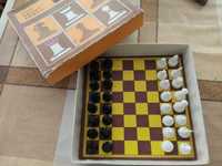 Ретро шах всички фигури са налице