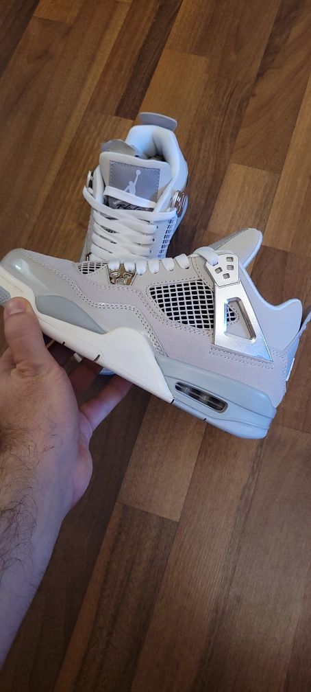 Adidasi Jordan 4 frozen moments