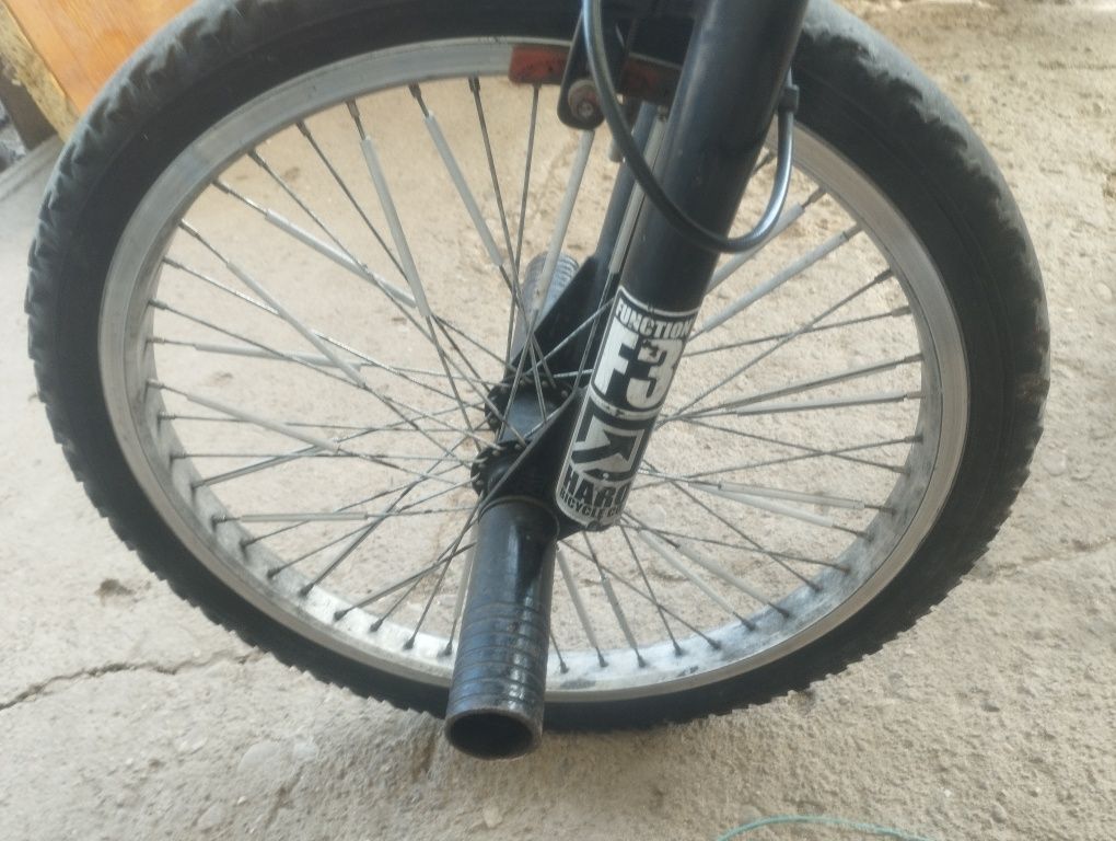 bicicleta BMX galbena