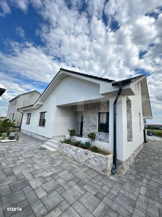 Casa cu 4 dormitoare, 4 bai si 2 bucatarii, terasa si beci  de vanzare