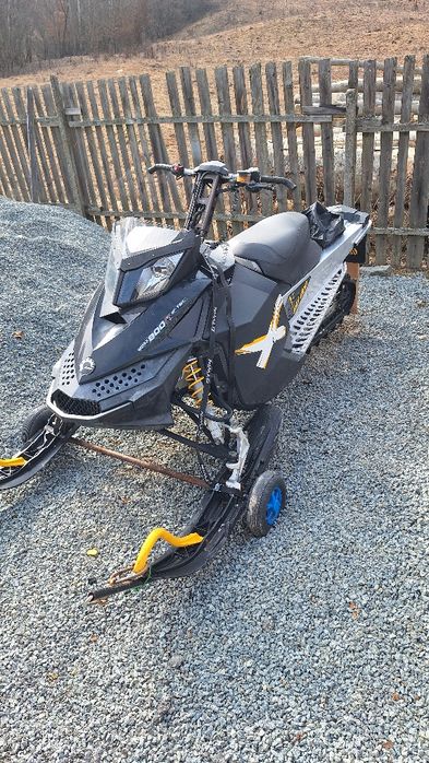 Snowmobil  skiidoo