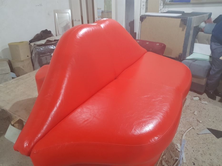 Креативный диванчик ГУБЫ красивый и удобный.