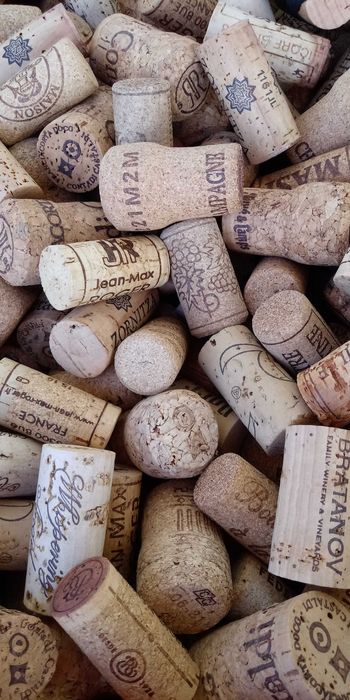 Продавам използвани коркови тапи с лого