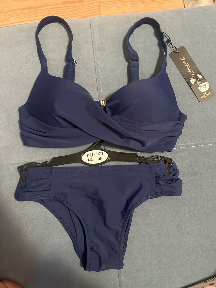 Costum de baie nou cu eticheta
